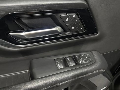 Used 2025 GMC Yukon XL Denali AWD/4WD image 15