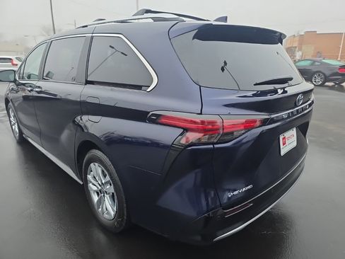 Used 2025 Toyota Sienna Limited image 7