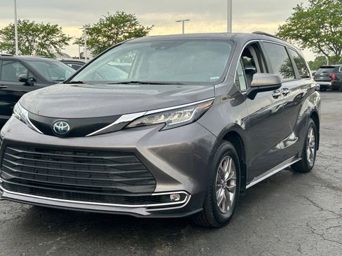 Used 2023 Toyota Sienna XLE FWD image 3