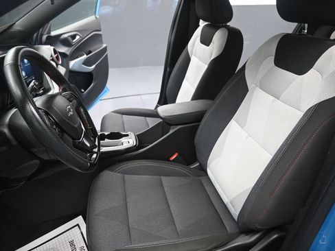 Used 2025 Chevrolet Trax RS w/ Sunroof Package FWD image 17