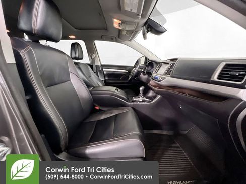 Used 2018 Toyota Highlander XLE AWD/4WD image 31
