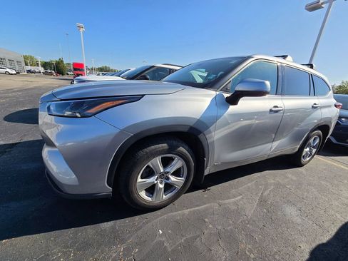Certified 2022 Toyota Highlander LE AWD/4WD image 4