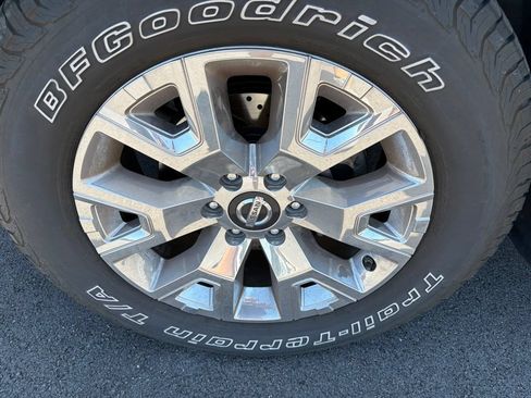 Used 2020 Nissan Titan SL w/ Moonroof Package AWD/4WD image 15