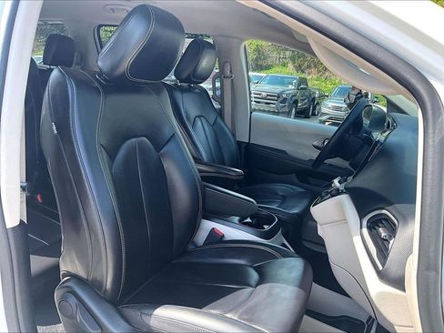 Used 2023 Chrysler Pacifica Touring-L FWD image 11