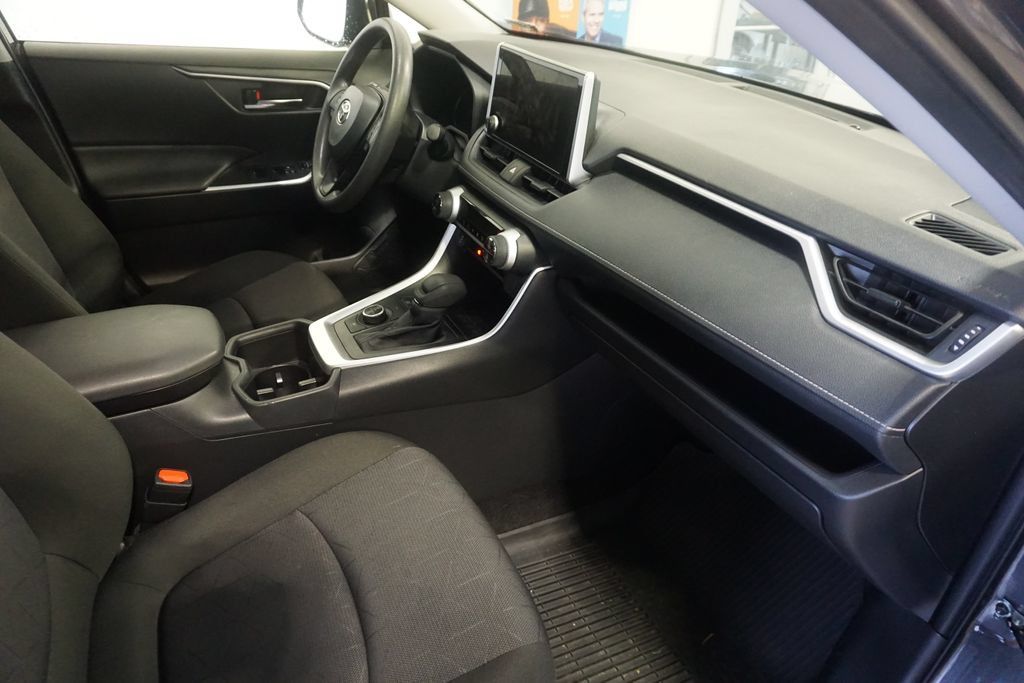 Used 2025 Toyota RAV4 XLE AWD/4WD image 21