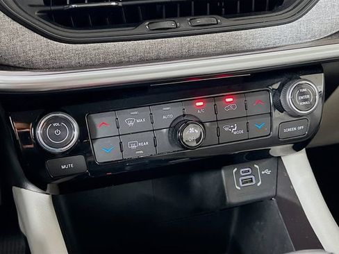 Used 2022 Jeep Compass Latitude w/ Sun and Sound Group AWD/4WD image 19