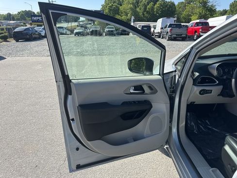 Used 2023 Chrysler Pacifica Touring-L FWD image 27