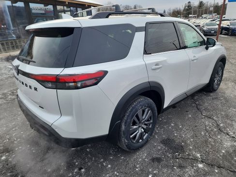 New 2025 Nissan Pathfinder SV image 8