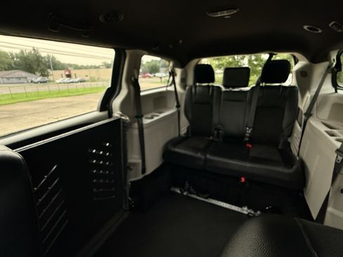 Used 2019 Dodge Grand Caravan SXT FWD image 27