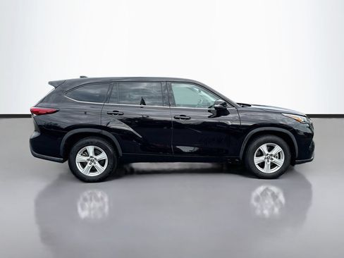 Used 2020 Toyota Highlander LE FWD image 9
