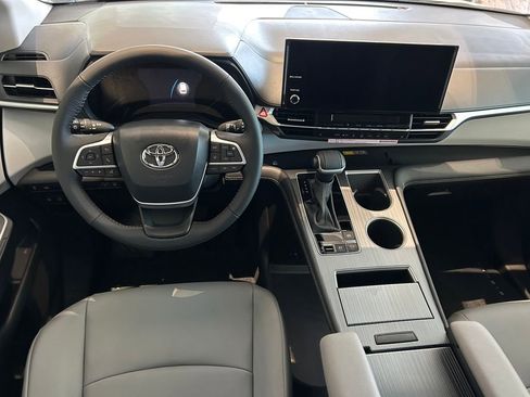 New 2026 Toyota Sienna XLE image 18