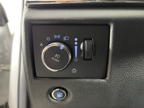 Used 2018 Jeep Grand Cherokee Overland w/ Jeep Active Safety Group AWD/4WD image 21