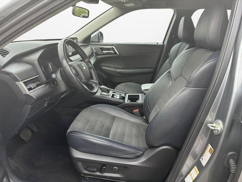 Used 2024 Mitsubishi Outlander FWD image 19