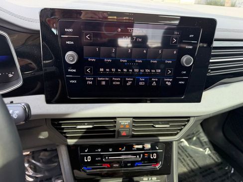 Certified 2025 Volkswagen Jetta SE w/ Sunroof Package image 22