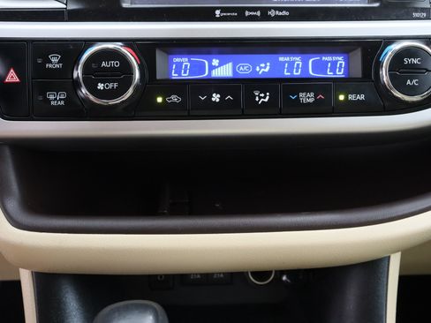 Used 2017 Toyota Highlander XLE AWD/4WD image 20