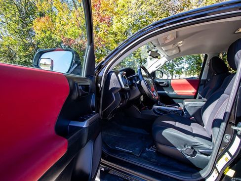 Used 2016 Toyota Tacoma SR5 image 6