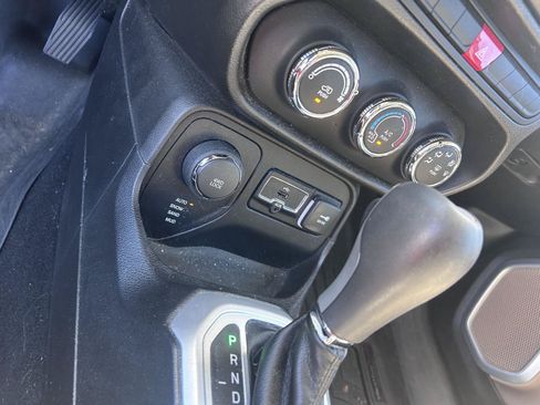 Used 2015 Jeep Renegade Latitude AWD/4WD image 14