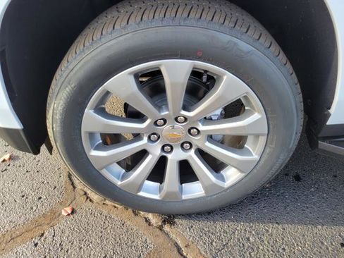 New 2026 Chevrolet Suburban Premier image 5