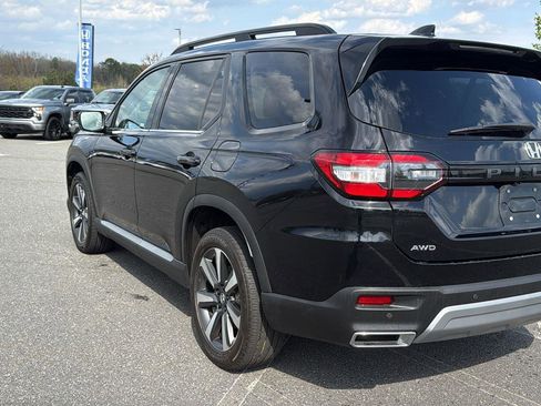 Used 2025 Honda Pilot Touring image 8