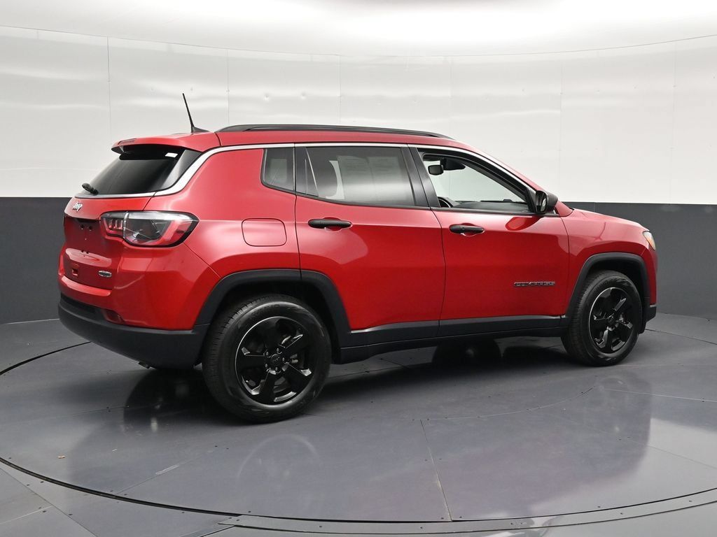 Used 2021 Jeep Compass Latitude FWD image 3