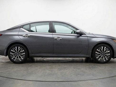 Used 2025 Nissan Altima 2.5 SV FWD image 11