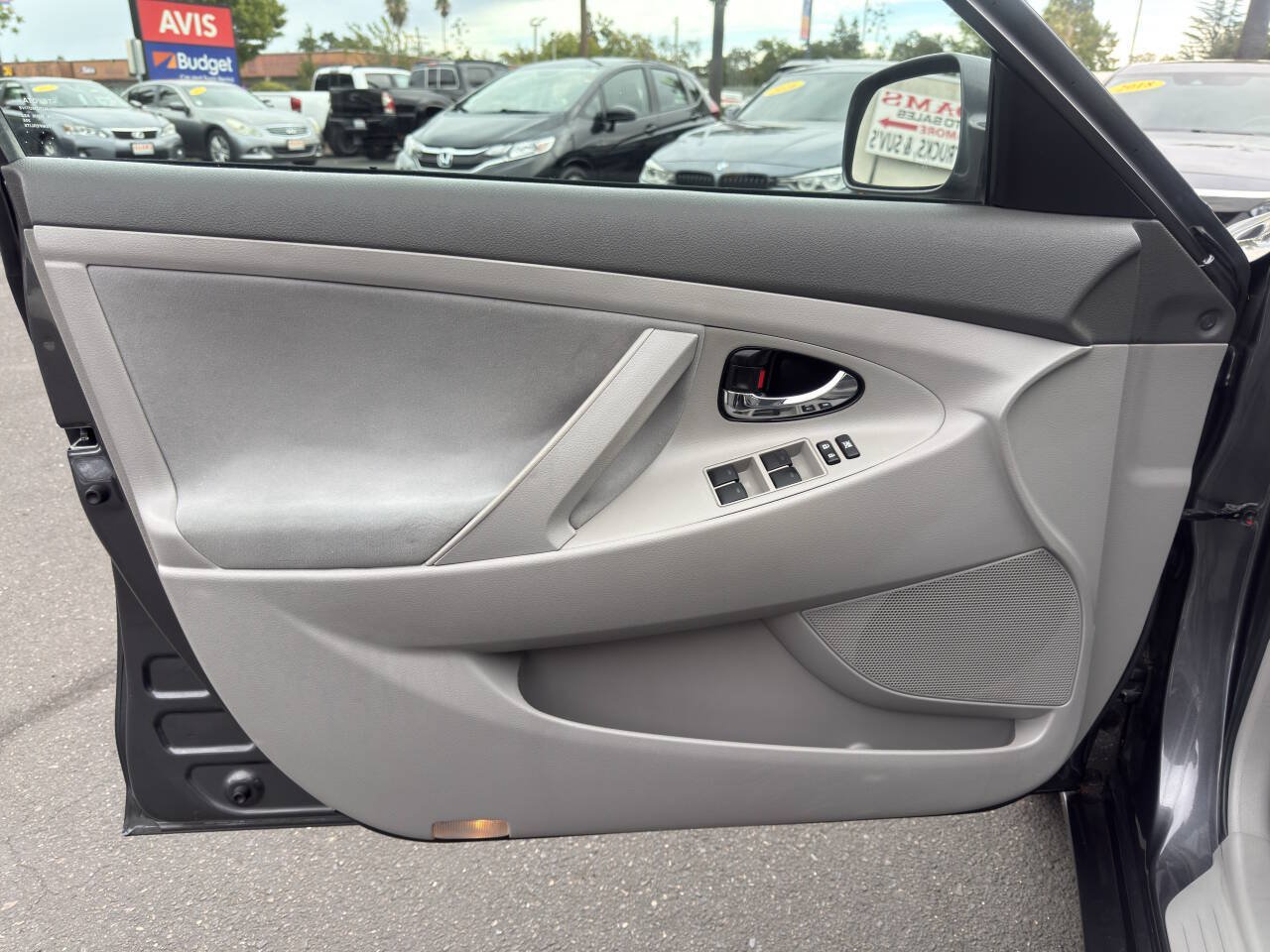 Used 2011 Toyota Camry LE FWD image 9