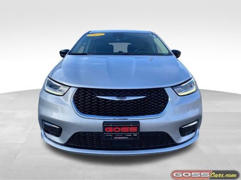 Certified 2024 Chrysler Pacifica Touring-L image 2