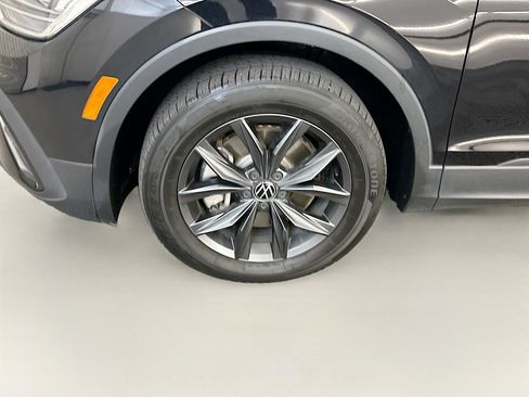 Used 2023 Volkswagen Tiguan SE w/ Panoramic Sunroof Package image 11