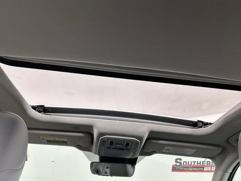 Used 2021 Toyota Highlander XLE AWD/4WD image 20