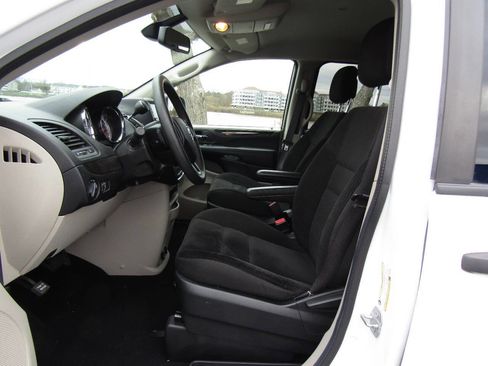 Used 2019 Dodge Grand Caravan SE w/ UConnect Hands-Free Group image 12