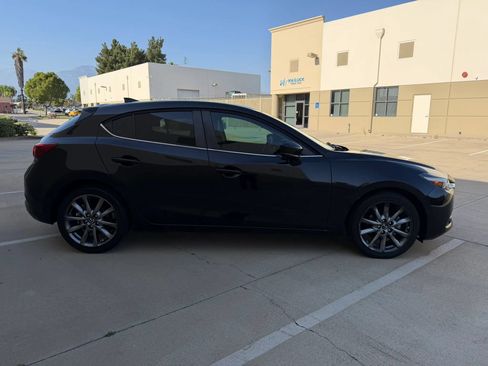 Used 2018 MAZDA MAZDA3 Grand Touring FWD image 4