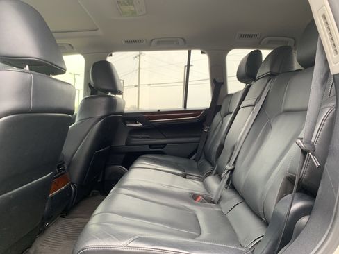 Used 2020 Lexus LX 570 4WD w/ Luxury Package image 32