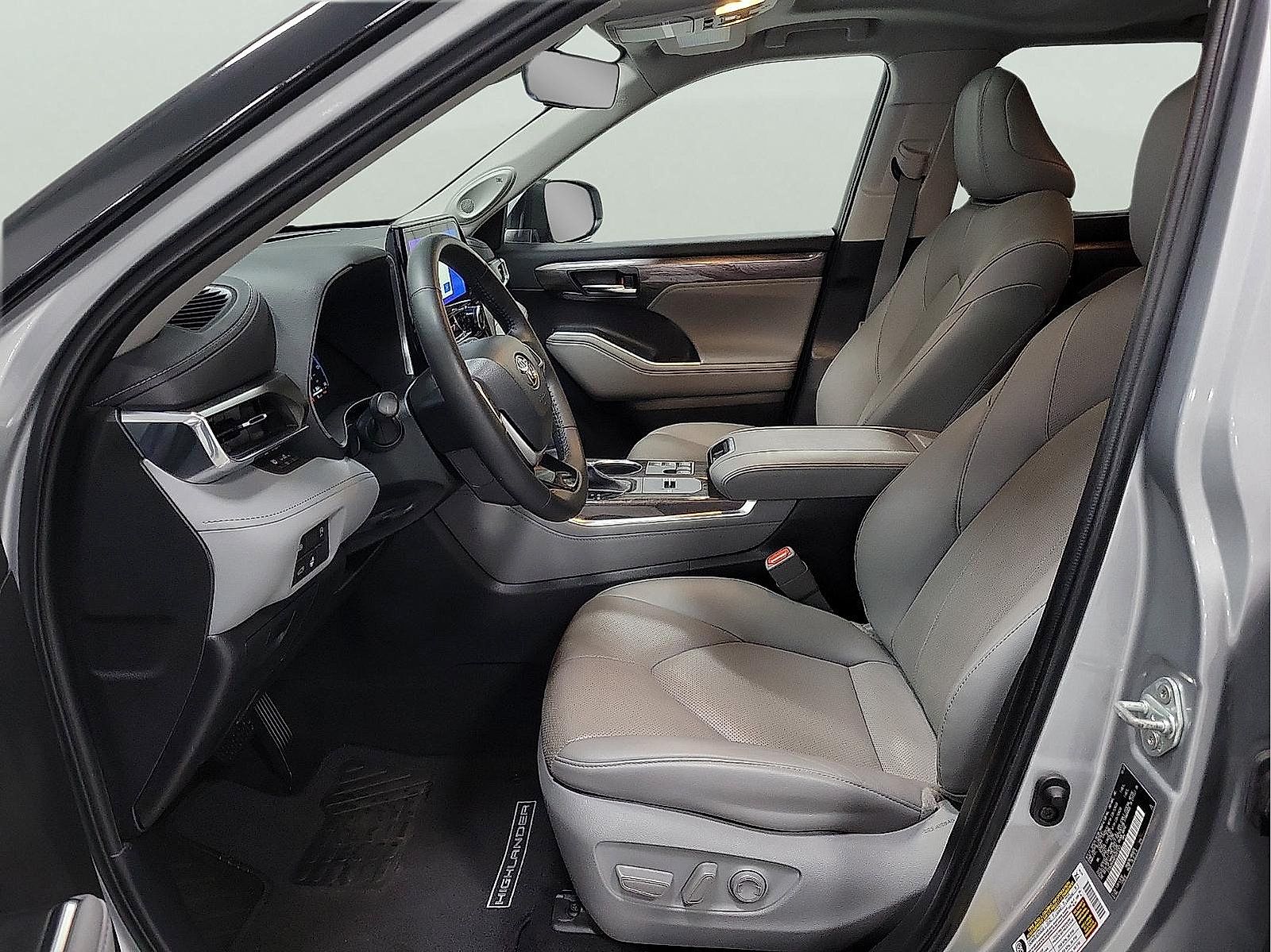 Used 2023 Toyota Highlander Limited FWD image 11