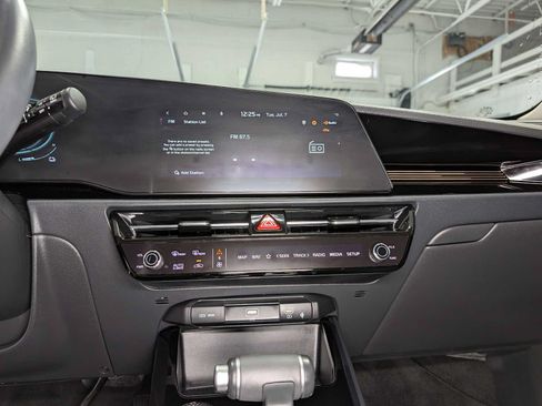 Used 2024 Kia Niro EX FWD image 32