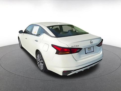 Used 2025 Nissan Altima 2.5 SV FWD image 10