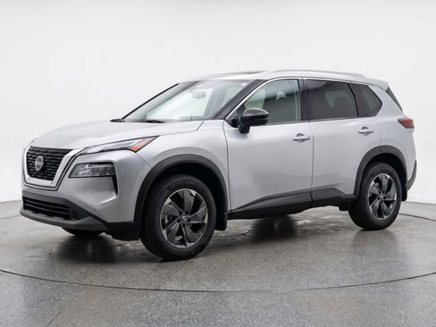Used 2025 Nissan Rogue SV AWD/4WD image 3