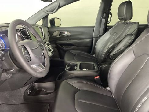 New 2026 Chrysler Pacifica Select FWD image 21