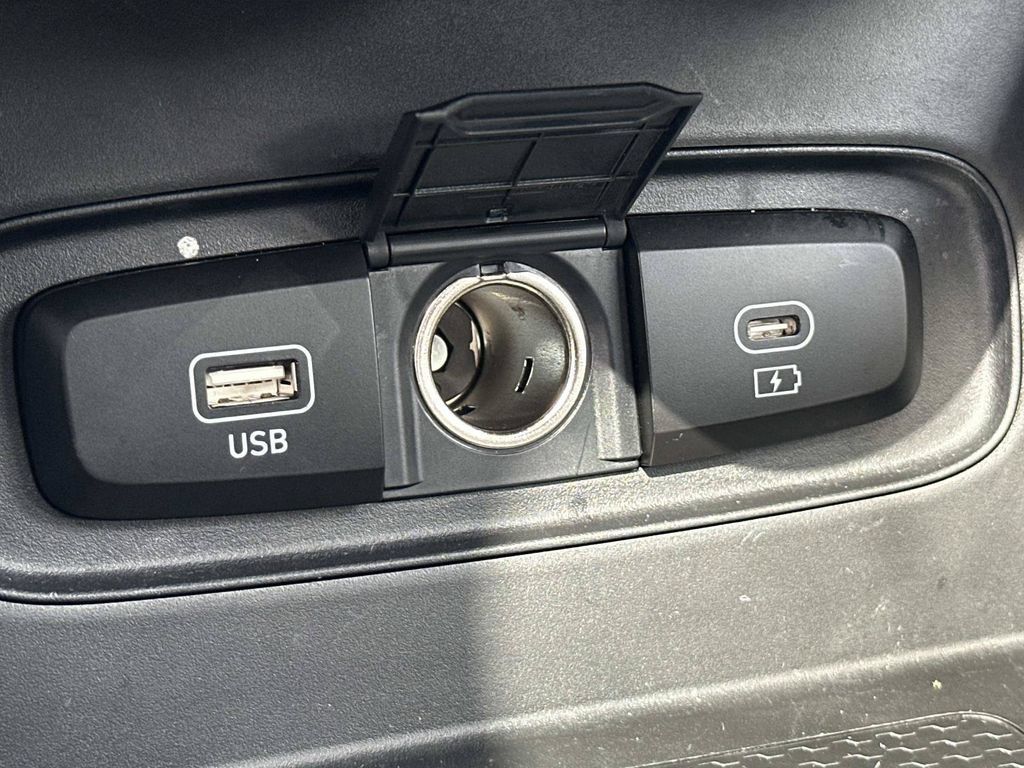 Used 2025 Hyundai Venue SEL FWD image 15
