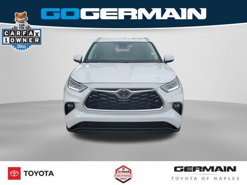 Used 2024 Toyota Highlander Limited FWD image 3