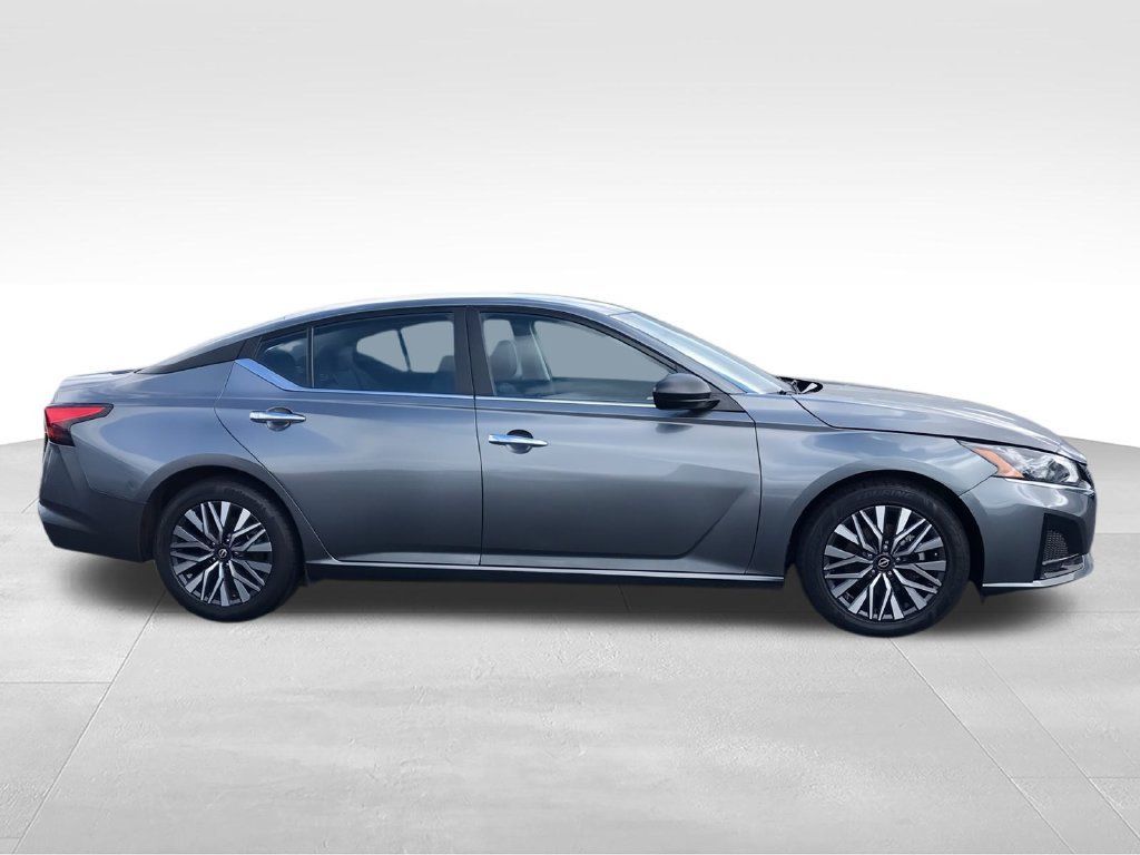 Used 2024 Nissan Altima 2.5 SV FWD image 9