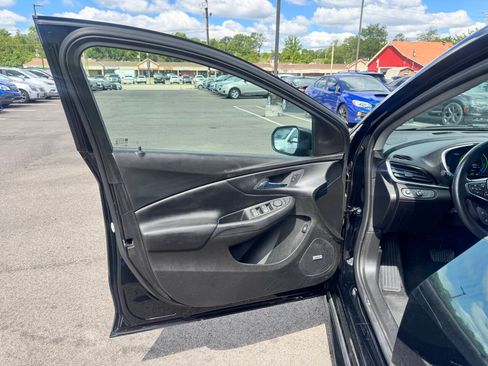 Used 2018 Chevrolet Volt Premier w/ Driver Confidence Package FWD image 13