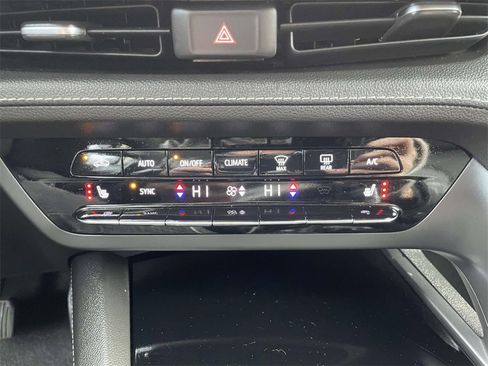 Used 2023 Buick Envision Essence image 28