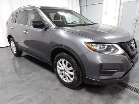 Used 2017 Nissan Rogue SV image 2