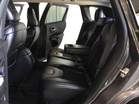 Used 2019 Jeep Cherokee Latitude Plus AWD/4WD image 36