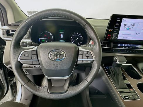 Used 2023 Toyota Sienna XLE FWD image 11