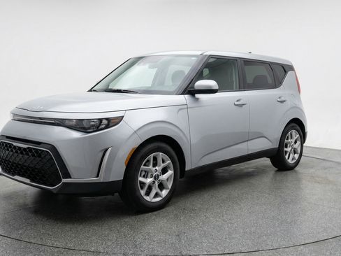 Used 2025 Kia Soul LX w/ LX Technology Package image 3
