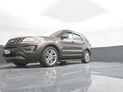 Used 2016 Ford Explorer XLT w/ Equipment Group 202A AWD/4WD image 37