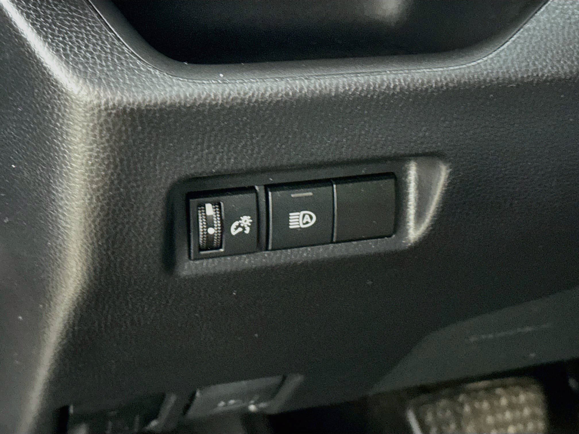 Used 2021 Toyota RAV4 LE AWD/4WD image 10