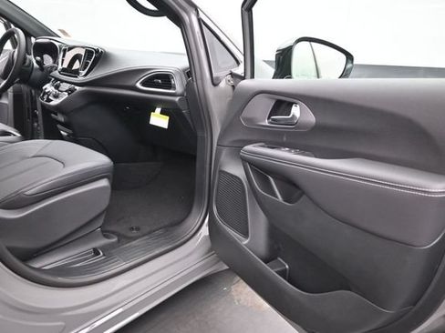 Used 2025 Chrysler Pacifica Select FWD image 15