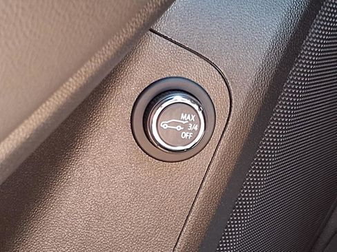 Used 2023 GMC Acadia SLE w/ Driver Convenience Package image 12